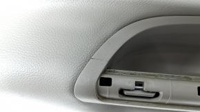 Обшивка двери карточка передняя левая Ford C-max MK2 13-18 бежевая с бежевой вставкой пластик, подлокотник бежевая кожа, трещина в ручке