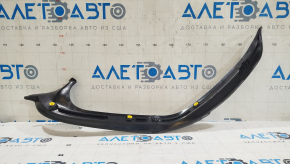 Накладка крышки багажника правая Mercedes C-class W205 15-21 на кузове