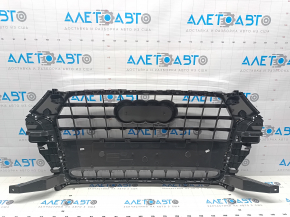 Решетка радиатора grill в сборе Audi Q3 8U 16-17 под цельный бампер, без эмблемы