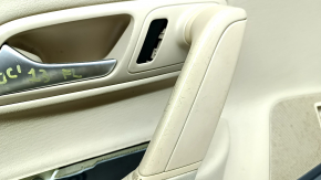 Обшивка двери карточка передняя левая VW CC 08-16 черная с бежевой вставкой кожа, подлокотник кожа бежевая, молдинг серый, царапины