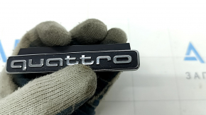 Эмблема надпись "quattro" на решетке радиатора Audi A4 B9 17-19 песок