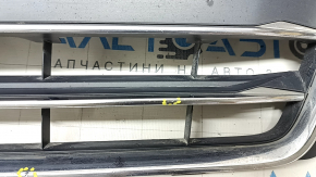 Решетка радиатора в сборе Audi A4 B9 17 с эмблемой, под парктроники, светлый хром, песок, трещины в креплениях