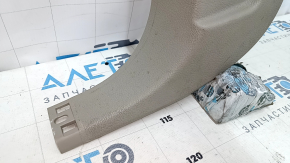 Накладка передней стойки нижняя левая Ford Focus mk3 11-18 серая, царапины, побелел пластик