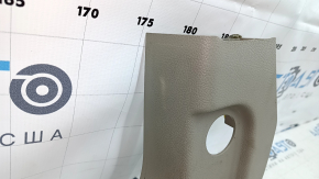 Накладка передней стойки нижняя левая Ford Focus mk3 11-18 серая, царапины, побелел пластик