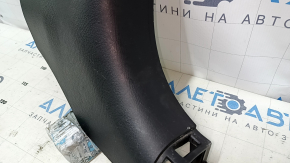 Накладка передней стойки нижняя правая Kia Sorento 10-15 черная, царапины