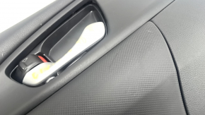 Обшивка двери карточка задняя левая Honda Civic X FC 16-21 4d черная с черной вставкой пластик, подлокотник черная ткань, царапины, потертости