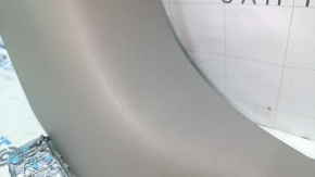 Накладка передней стойки нижняя правая Nissan Versa 12-17 серый, побелел пластик, царапины