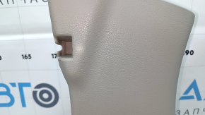 Накладка передней стойки нижняя правая Nissan Versa 12-17 серый, побелел пластик, царапины