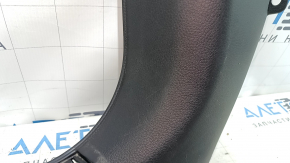 Накладка передней стойки нижняя левая Nissan Rogue 14-20 черная, царапины, затерта