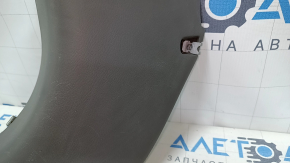 Накладка передней стойки нижняя левая Nissan Leaf 13-17 серая, царапины