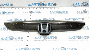 Молдинг решетки радиатора верхний центральный Honda Accord 18-20 темный хром, с креплением и эмблемой, песок, тычки
