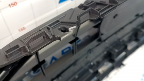 Решетка радиатора grill голая Audi A4 B9 20-25 без эмблемы, сломано крепление