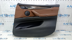 Обшивка двери карточка передняя правая BMW X5 F15 14-18 черная, вставка кожа коричневая TERRA, без шторки, подлокотник кожа коричневая, накладка под дерево, с ручкой, царапины, примятости