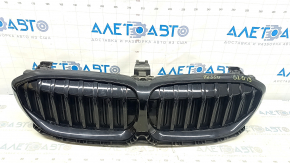 Решетка радиатора grill в сборе BMW 3 G20 19-22 с жалюзи, черный глянец, без камеры, обломаны крепления, песок
