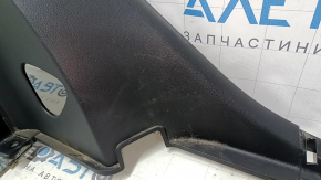 Decorație stâlp spate stânga jos Hyundai Elantra AD 17-20 negru, prindere ruptă, zgârieturi, plastic albit