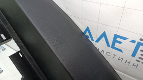 Decorație stâlp spate stânga jos Hyundai Elantra AD 17-20 negru, prindere ruptă, zgârieturi, plastic albit
