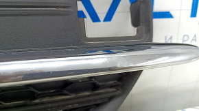 Решетка переднего бампера правая Volvo XC90 16-19 с хром молдингом под парктроник, песок, царапины
