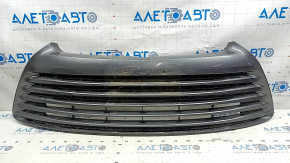Решетка переднего бампера Toyota Camry v55 15-17 usa LE, примятости, не штатные отверстия, сломаны крепления