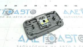 Плафон освещения задний Toyota Camry v55 15-17 usa серый, без люка, потерты надписи