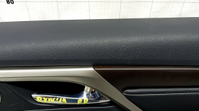 Обшивка двери карточка задняя правая Lexus RX350 RX450h 20-22 черная, вставка и подлокотник черная кожа, серая строчка, молдинг под дерево, царапины, вмятины