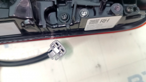 Фонарь внутренний дверь багажника правый Toyota Prius 50 19-22