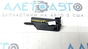 Накладка салазки петли центральная задняя левая Toyota Sienna 21-26 задняя