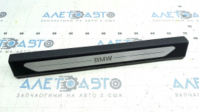 Decorație prag stânga față BMW X5 G05 19-23 neagră cu inserție cromată BMW, iluminare din spate, zgârieturi