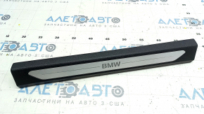 Decorație prag dreapta față BMW X5 G05 19-23 neagră cu inserție cromată BMW, iluminare din spate, zgârieturi