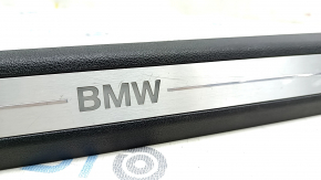 Decorație prag dreapta față BMW X5 G05 19-23 neagră cu inserție cromată BMW, iluminare din spate, zgârieturi