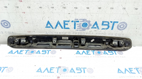 Молдинг двери багажника Nissan Pathfinder 13-20 хром, царапины, сломаны крепления