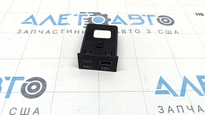 USB Hub центральной консоли Toyota Sienna 21-26 в подлокотнике