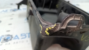 Нижняя крышка корпуса воздушного фильтра Toyota Camry v55 15-17 2.5 usa, трещина, надломана кромка