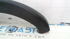 Decorație balama capac portbagaj stânga Cadillac ATS 13-18 negru, zgârieturi