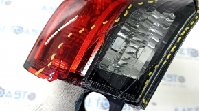 Фонарь внешний крыло правый Toyota Highlander 20-23 LED, без крепления, без лампочек, разбито стекло, треснут корпус