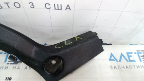 Накладка петли багажника правая Mercedes CLA 14-19 черная, царапины, сломано крепление