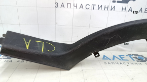 Накладка петли багажника правая Mercedes CLA 14-19 черная, царапины, сломано крепление