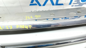 Решетка радиатора grill Ford Escape MK3 17-19 рест серая с хромом с эмблемой, песок, сломано крепление