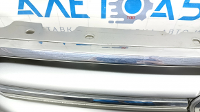 Решетка радиатора grill Ford Escape MK3 17-19 рест серая с хромом с эмблемой, песок, сломано крепление