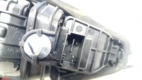 Фонарь внутренний крышка багажника правый VW Passat b8 16-19 USA темный, царапины