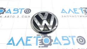 Эмблема VW крышки багажника VW Passat b8 16-19 USA отслоилась краска