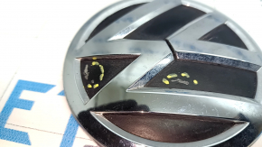 Эмблема VW крышки багажника VW Passat b8 16-19 USA отслоилась краска