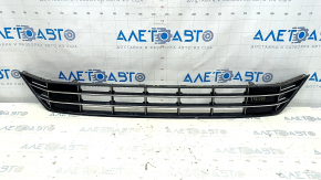 Центральная решетка переднего бампера VW Passat b8 16-19 USA R-Line, царапины