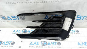 Решетка переднего бампера боковая левая VW Passat b8 16-19 USA R-Line, покрашена, песок, царапины, сломано крепление