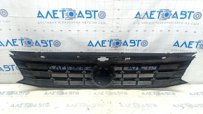 Решетка радиатора grill со значком VW Passat b8 16-19 USA R-Line, без уплотнителя, песок, оплавлена, полез хром
