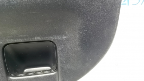 Обшивка двери багажника нижняя Toyota Prius 30 10-15 черная, с заглушками, потертости