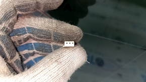 Geam din sticlă fixă stânga spate Volvo XC60 18-23 cu antenă, nuanțată, cu turnare cromată