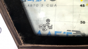 Форточка глухое стекло задняя левая VW Jetta 19-21 хром, надорван уплотнитель, царапины на хроме