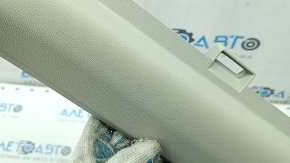 Накладка задней стойки нижняя правая Volvo XC60 18-26 серая, выгорела