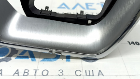Накладка передней панели правая Volvo XC60 18-26 серая Iron Ore с хромом, сломаны крепления, царапины, коррозия