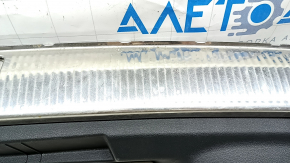 Накладка проема багажника Audi Q7 16-26 серая с хромом, царапины, ржавчина